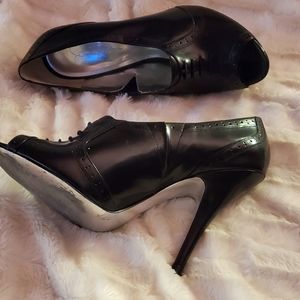 Black Jessica Simpson 4 1|2" peep toe heels